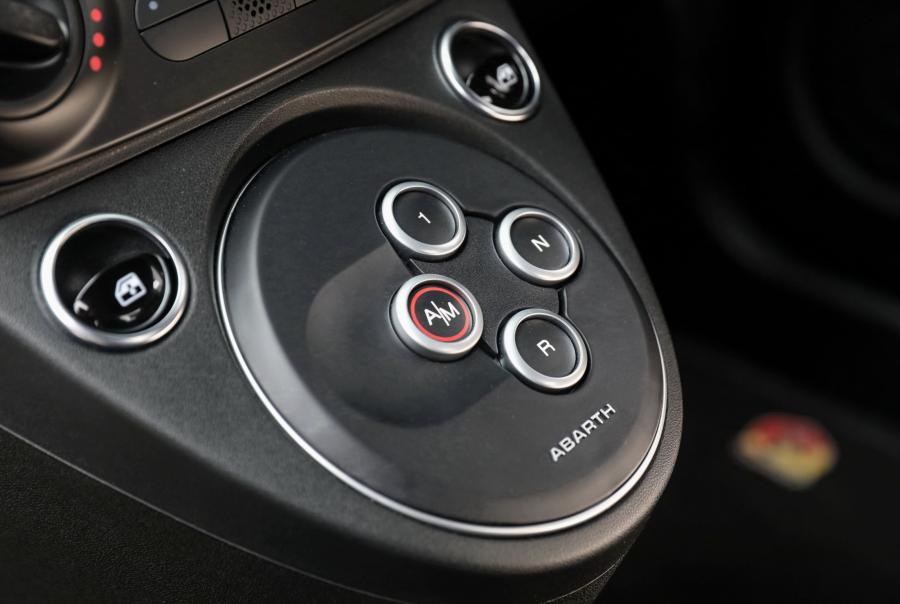 Детали интерьера Abarth 595 (312) 2017 года  (AU) (фото 14 из 40)